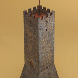 torre medievale con basamento