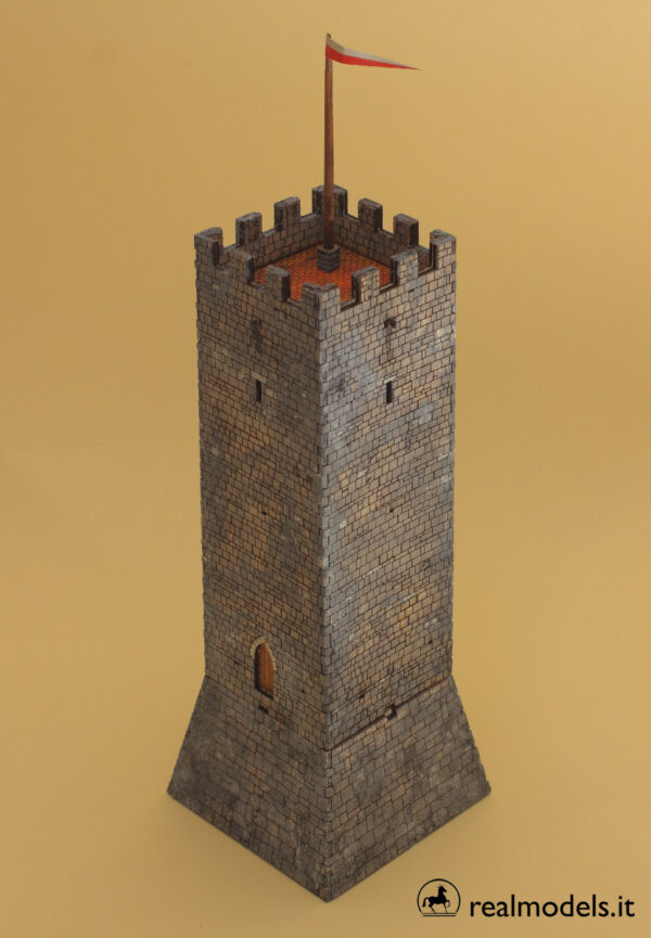 torre medievale con basamento